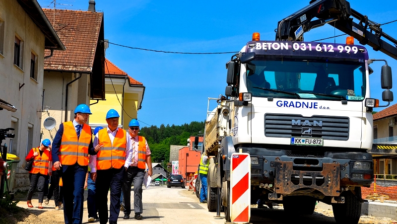 Ogled župana Gregorja Mcedonija pri poteku del v občini Brusnice