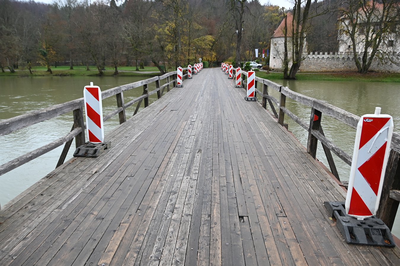  Prenavljal se bo leseni most na Otočcu