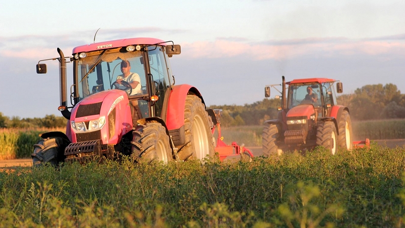 tractors-g2606fa3cb_1920.jpg